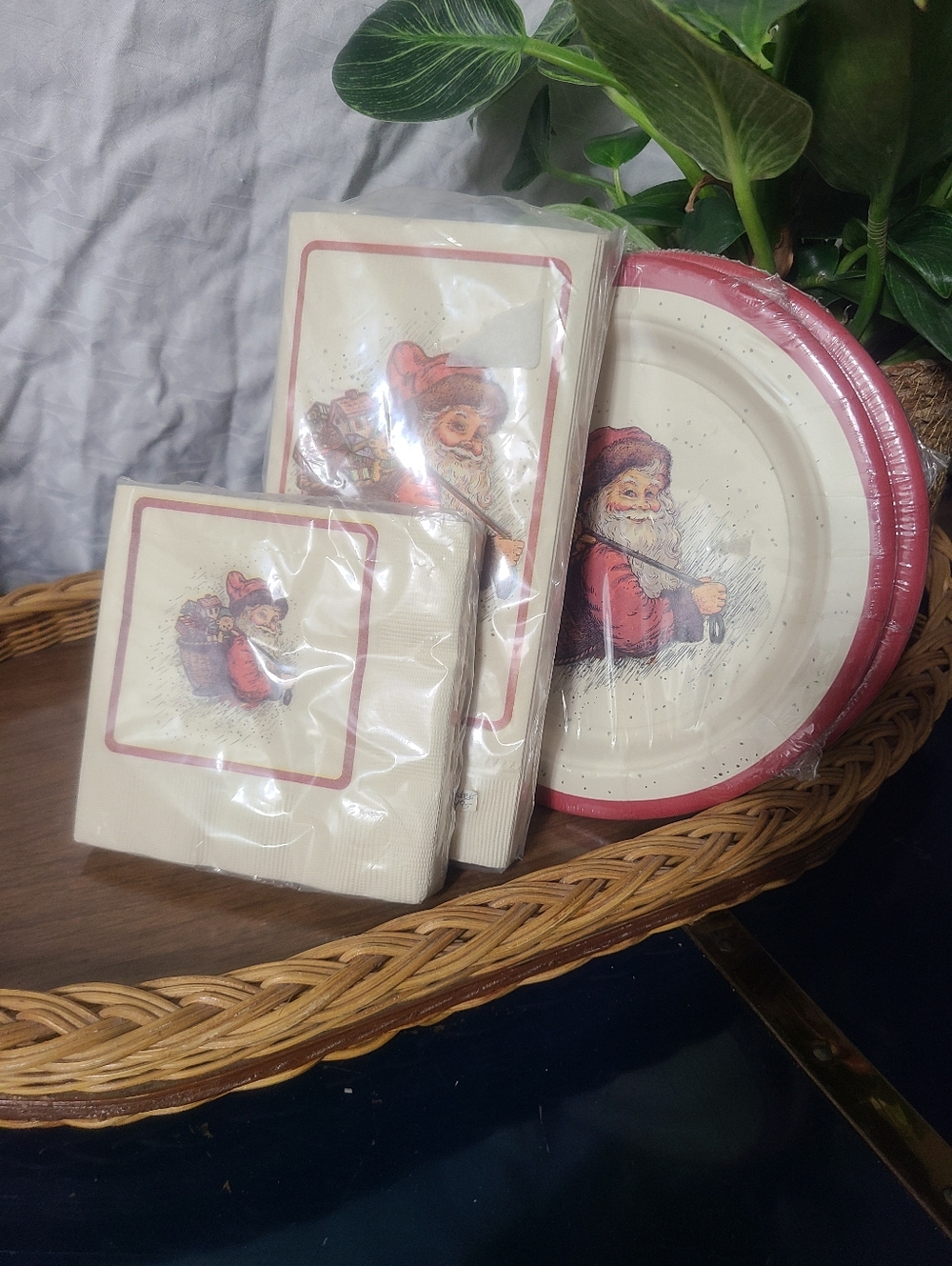 1986 Potpourri Press Vintage Santa Dinner Plates & Napkins
